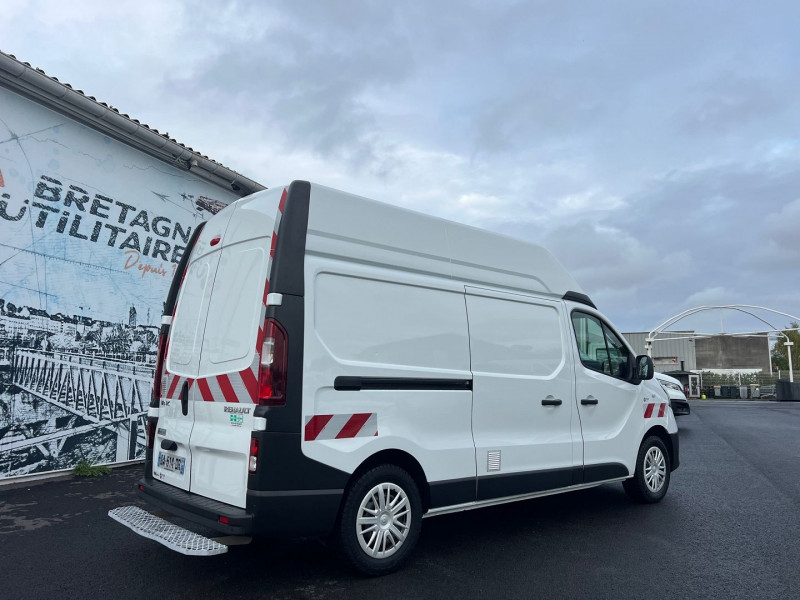 Photo 2 Renault TRAFIC III FG L2H2 2.0 DCI 145CH ENERGY GRAND CONFORT Diesel BLANC en vente chez Bretagne Utilitaires Photo 2 de l'offre de RENAULT TRAFIC III FG L2H2 2.0 DCI 145CH ENERGY GRAND CONFORT à 19140€ chez Bretagne Utilitaires
