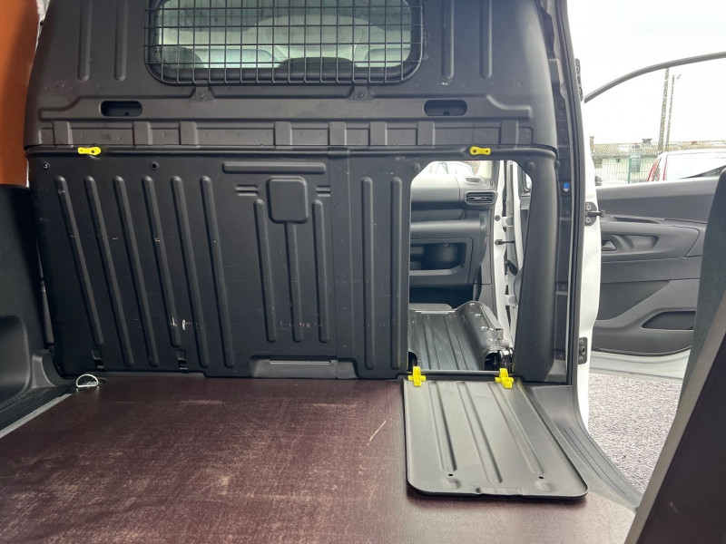 Photo 9 Toyota PROACE CITY MEDIUM 100 D-4D ACTIVE Diesel BLANC en vente chez Bretagne Utilitaires Photo 9 de l'offre de TOYOTA PROACE CITY MEDIUM 100 D-4D ACTIVE à 13950€ chez Bretagne Utilitaires