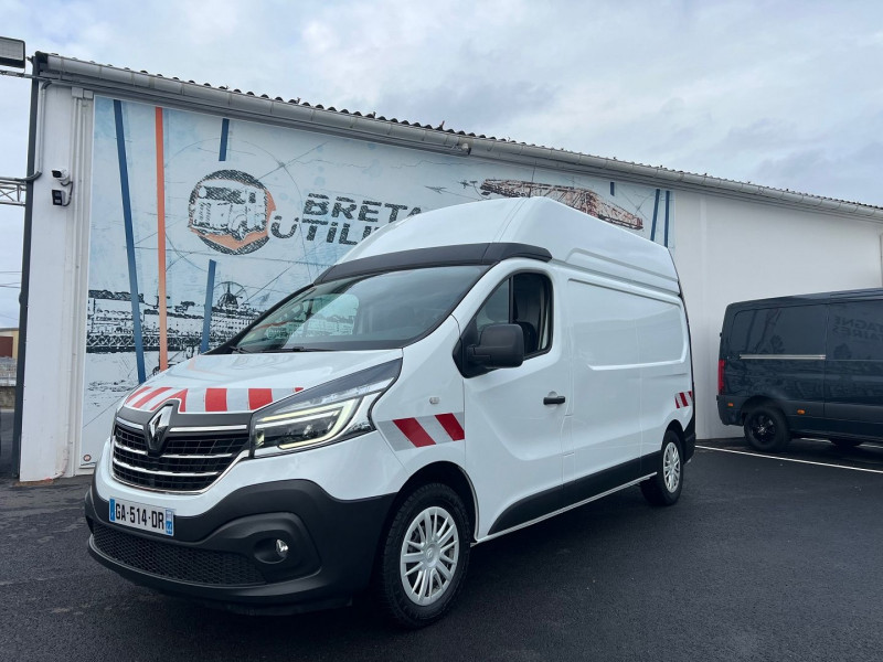 Photo 3 Renault TRAFIC III FG L2H2 2.0 DCI 145CH ENERGY GRAND CONFORT Diesel BLANC en vente chez Bretagne Utilitaires Photo 3 de l'offre de RENAULT TRAFIC III FG L2H2 2.0 DCI 145CH ENERGY GRAND CONFORT à 19140€ chez Bretagne Utilitaires