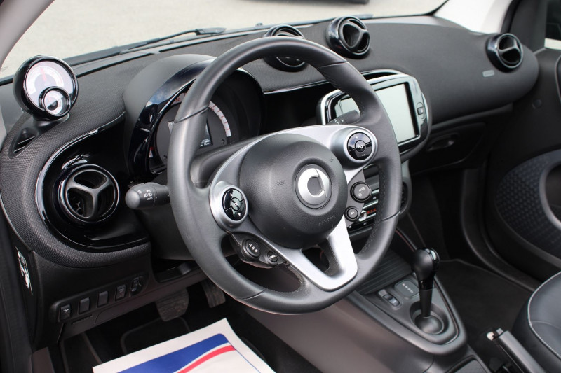 Photo 16 de l'offre de SMART FORTWO CABRIOLET EQ 82CH PRIME CHARGEUR RAPIDE 22 KW INTÉGRÉ PACK HIVER à 17990€ chez Visiteauto.fr