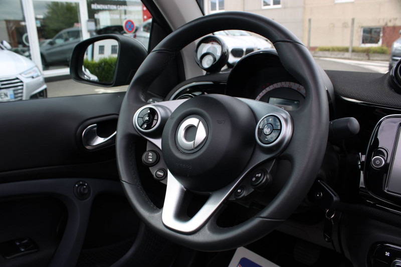 Photo 6 de l'offre de SMART FORTWO CABRIOLET EQ 82CH PRIME CHARGEUR RAPIDE 22 KW INTÉGRÉ PACK HIVER à 17990€ chez Visiteauto.fr