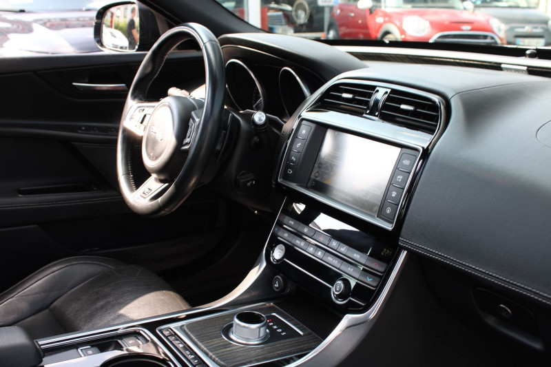 Photo 7 de l'offre de JAGUAR XE 2.0D 180CH R-SPORT BVA8 à 20990€ chez Visiteauto.fr