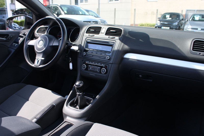 Photo 7 de l'offre de VOLKSWAGEN GOLF VI CABRIOLET 1.6 TDI 105CH FAP à 8990€ chez Visiteauto.fr