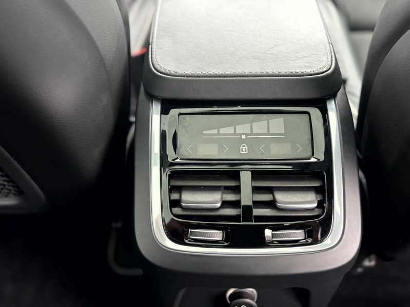 Photo 15 de l'offre de VOLVO XC90 T8 TWIN ENGINE 303 + 87CH R-DESIGN GEARTRONIC 7 PLACES HARMAN KARDON PACK PRESTI à 42990€ chez Visiteauto.fr
