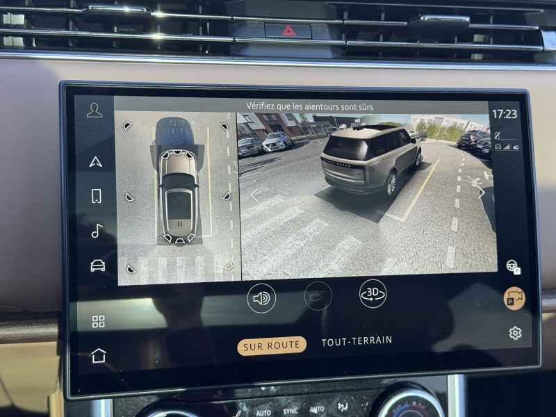 Photo 16 de l'offre de LAND-ROVER RANGE ROVER 3.0 P510E 510CH PHEV HSE SWB TOIT OUVRANT VOLANT CHAUFFANT SIEGES VENTLES MASSAN à 131990€ chez Visiteauto.fr