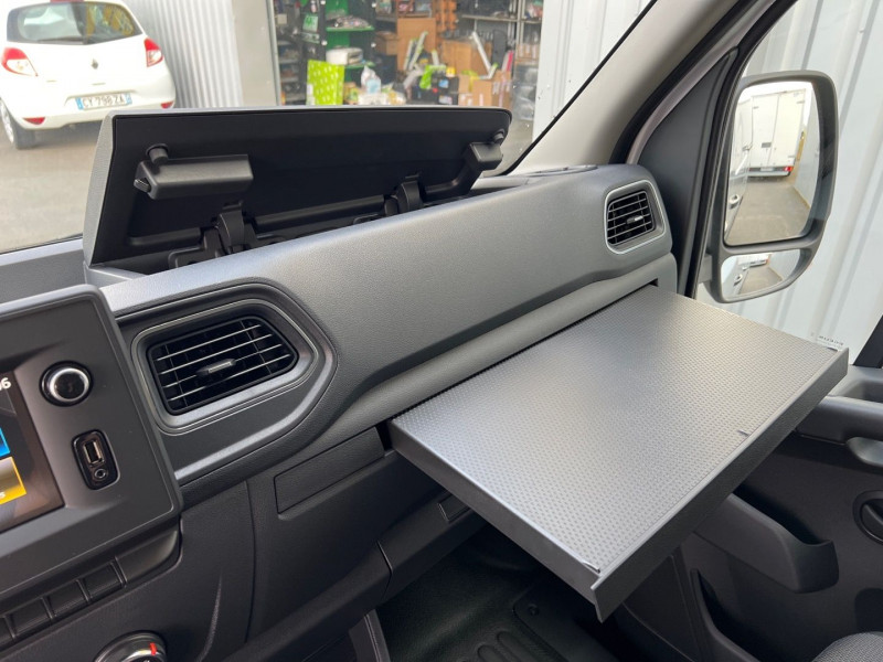 Photo 16 de l'offre de RENAULT MASTER III FG + OPTIONS F3300 L2H2 2.3 BLUE DCI 135CH GRAND CONFORT EURO6 à 39990€ chez GTM Auto