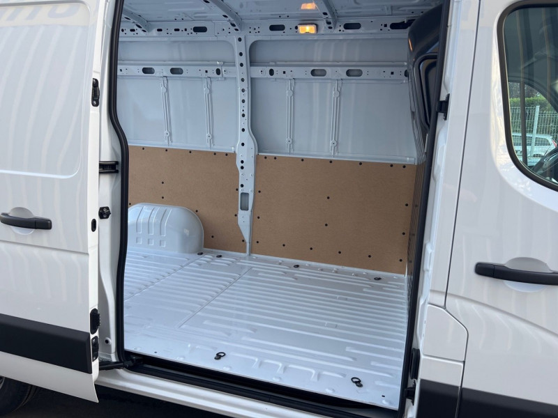 Photo 8 de l'offre de RENAULT MASTER III FG - DISPO F3300 L2H2 2.3 BLUE DCI 135CH GRAND CONFORT EURO6 à 35990€ chez GTM Auto