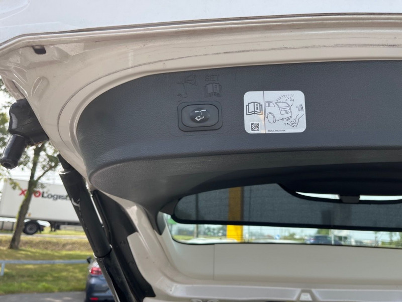 Photo 14 de l'offre de FORD KUGA 2.0 TDCI 150CH STOP&START VIGNALE 4X2 EURO6.2 à 18990€ chez Garage Bretaudeau
