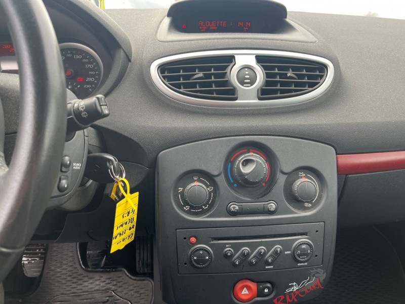 Photo 4 de l'offre de RENAULT CLIO III 1.5 DCI 70CH RIP CURL 5P à 4990€ chez Garage Bretaudeau