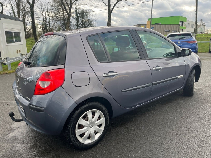 Photo 8 de l'offre de RENAULT CLIO III 1.5 DCI 70CH RIP CURL 5P à 4990€ chez Garage Bretaudeau