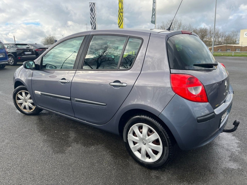 Photo 10 de l'offre de RENAULT CLIO III 1.5 DCI 70CH RIP CURL 5P à 4990€ chez Garage Bretaudeau