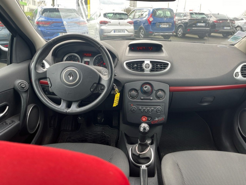 Photo 7 de l'offre de RENAULT CLIO III 1.5 DCI 70CH RIP CURL 5P à 4990€ chez Garage Bretaudeau