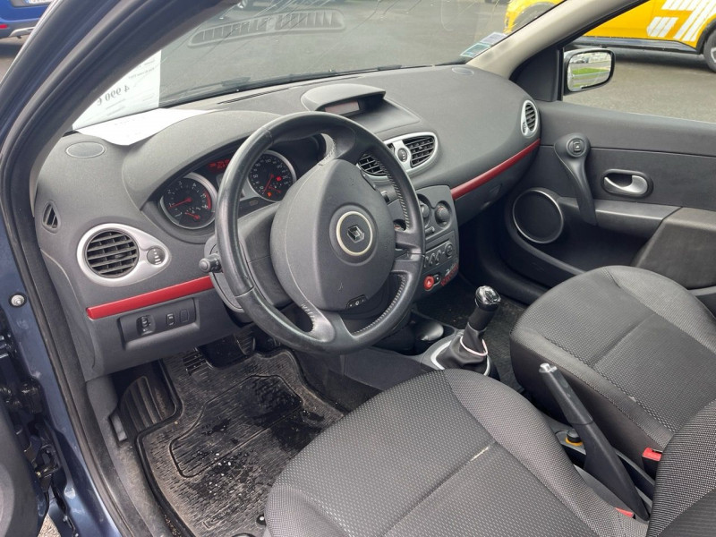 Photo 3 de l'offre de RENAULT CLIO III 1.5 DCI 70CH RIP CURL 5P à 4990€ chez Garage Bretaudeau