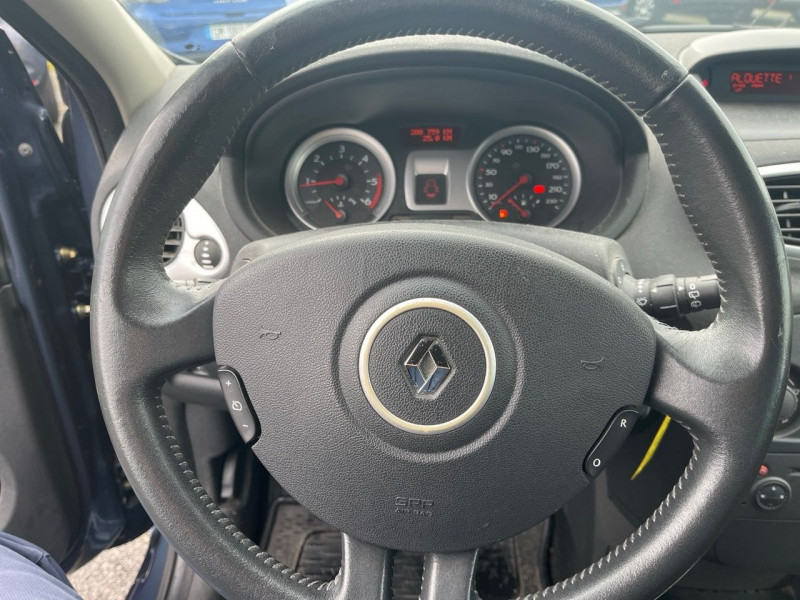 Photo 5 de l'offre de RENAULT CLIO III 1.5 DCI 70CH RIP CURL 5P à 4990€ chez Garage Bretaudeau