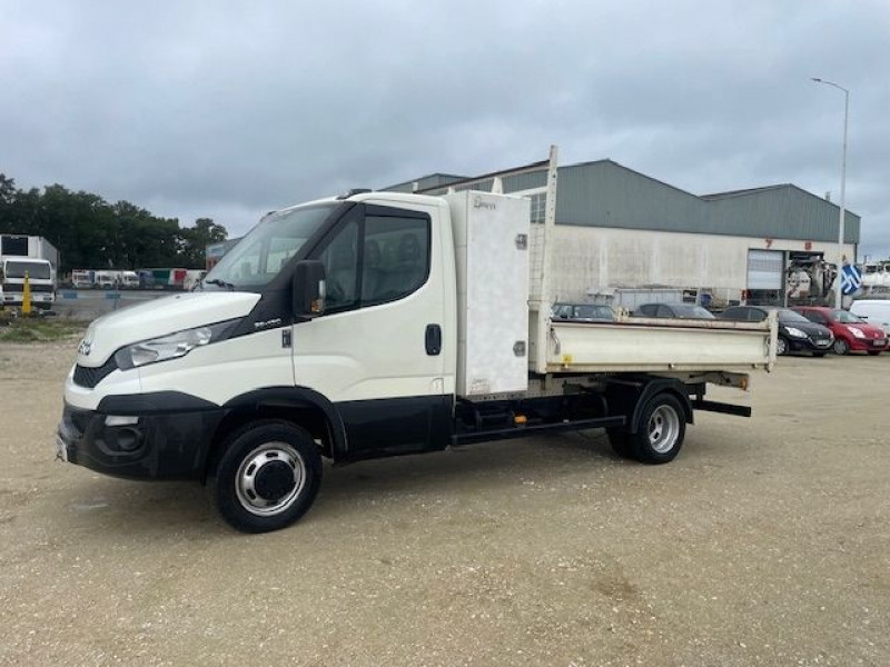 Vu Iveco DAILY BENNE 35C13 125CV BV6 Diesel BLANC Occasion à vendre