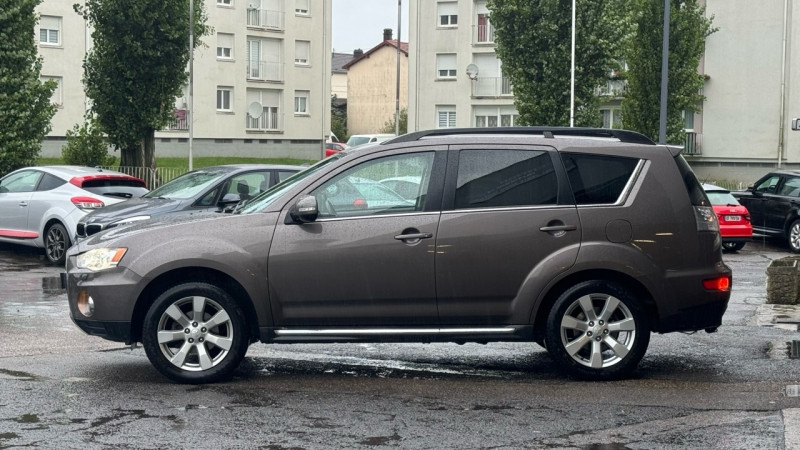 Photo 3 de l'offre de MITSUBISHI OUTLANDER 2.2 DI-D CLEARTEC INTENSE 4WD 7 PLACES à 11990€ chez Cerran Automobile