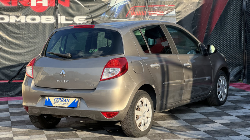 Photo 10 de l'offre de RENAULT CLIO III 1.5 DCI 75CH EXPRESSION CLIM ECOÂ² 5P à 5990€ chez Cerran Automobile