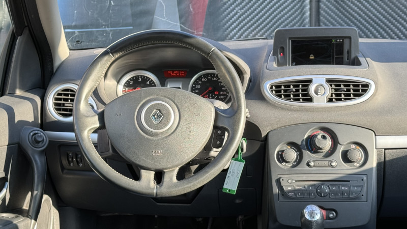 Photo 22 de l'offre de RENAULT CLIO III 1.5 DCI 75CH EXPRESSION CLIM ECOÂ² 5P à 5990€ chez Cerran Automobile