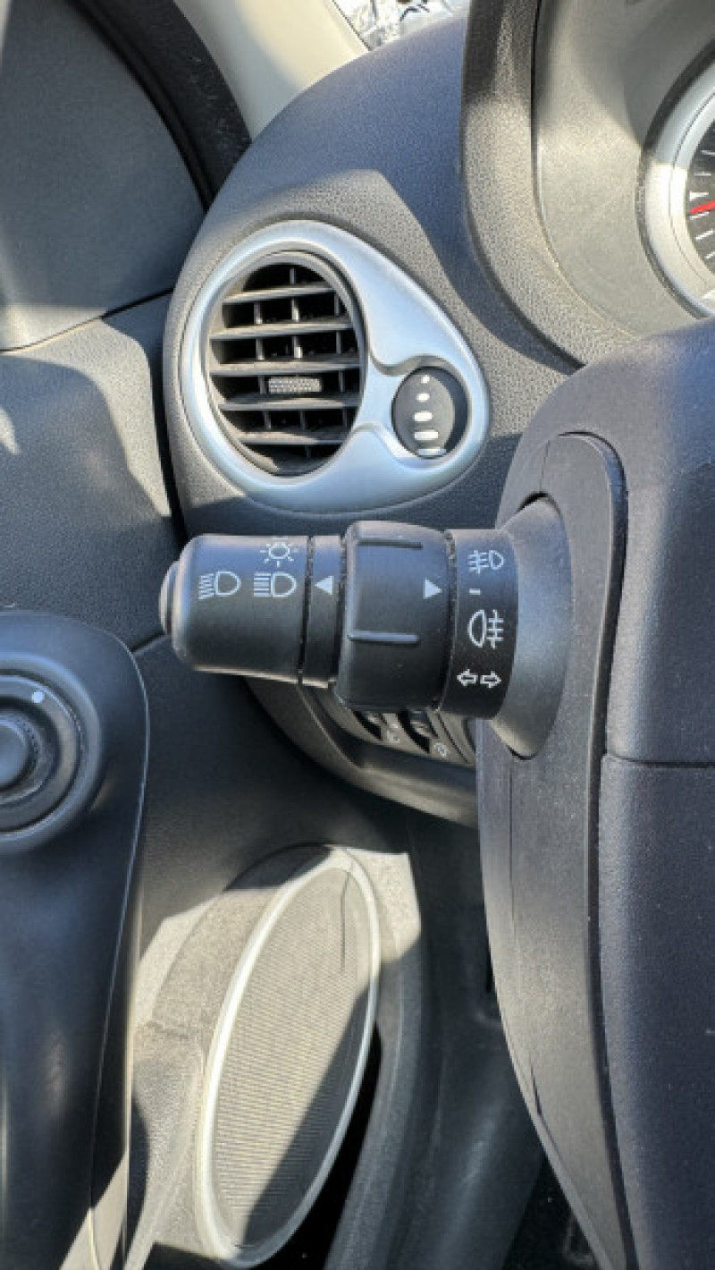 Photo 11 de l'offre de RENAULT CLIO III 1.5 DCI 75CH EXPRESSION CLIM ECOÂ² 5P à 5990€ chez Cerran Automobile