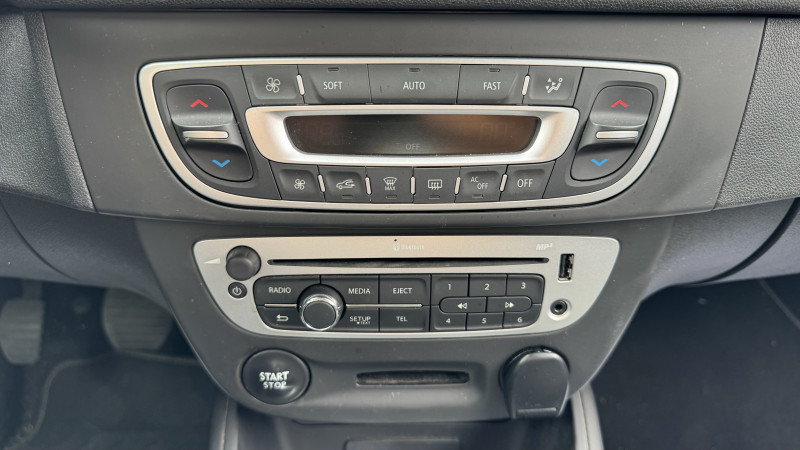Photo 18 de l'offre de RENAULT MEGANE III 1.5 DCI 110CH ENERGY LIMITED ECOÂ² 2015 à 7490€ chez Cerran Automobile