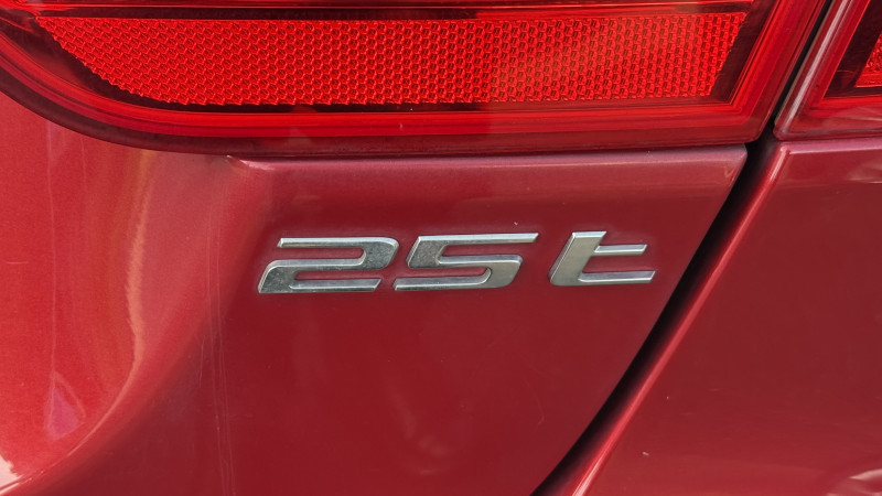 Photo 21 de l'offre de JAGUAR XE 2.0 240CH PURE BVA8 à 17990€ chez Cerran Automobile