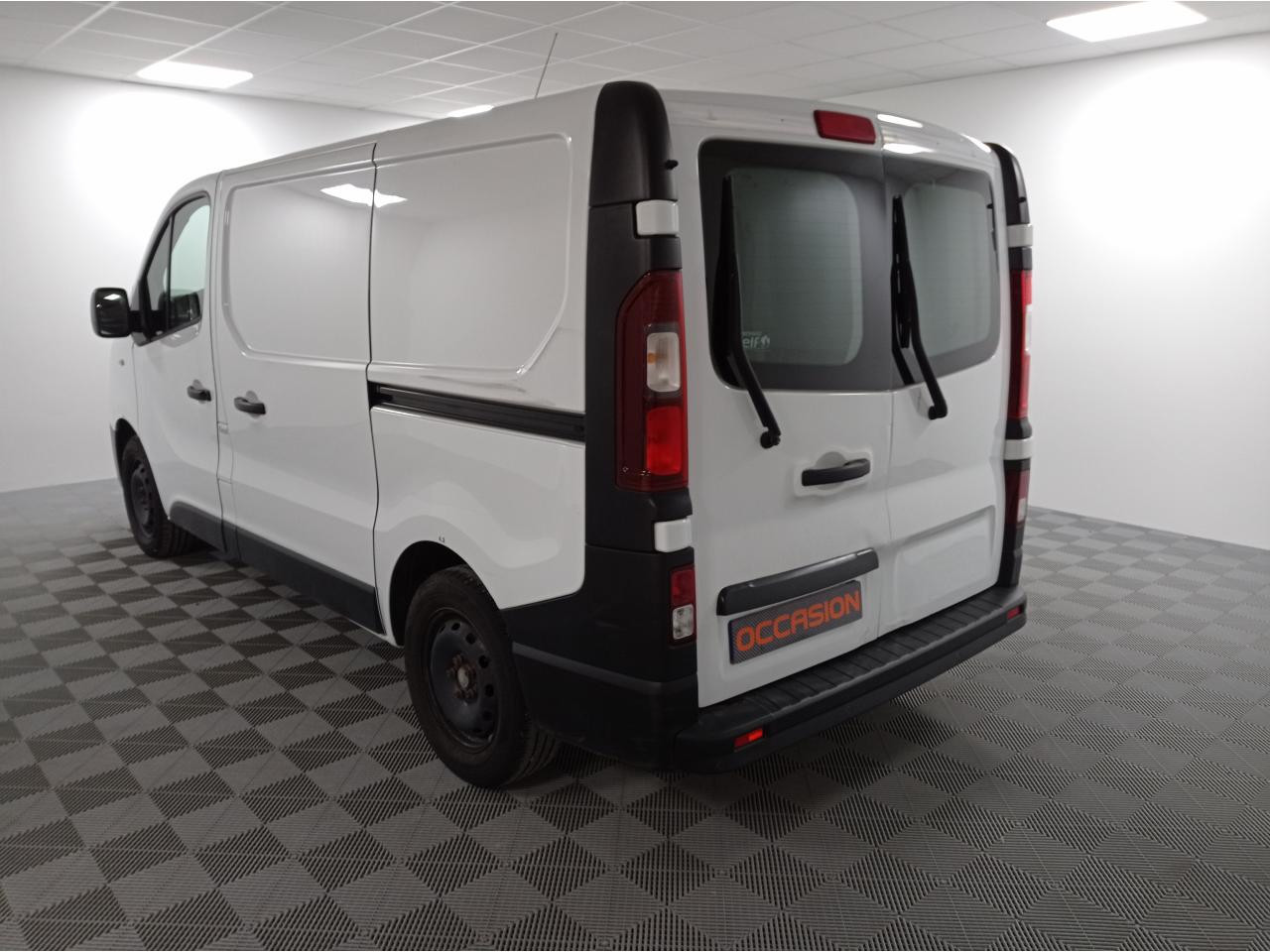 RENAULT TRAFIC 1.6 dCi 95cv Fourgon Grand Confort L1H1 TVA RECUPERABLE -  NeufMoinsCher