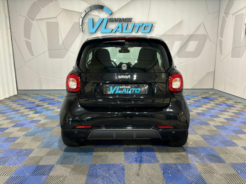 Photo 4 de l'offre de SMART FORTWO 0.9 90 ch S&S BA6 Brabus Style + Toit Panoramique à 13490€ chez VL Auto