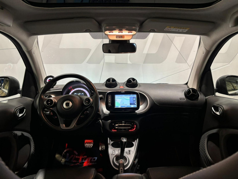 Photo 6 de l'offre de SMART FORTWO 0.9 90 ch S&S BA6 Brabus Style + Toit Panoramique à 13490€ chez VL Auto