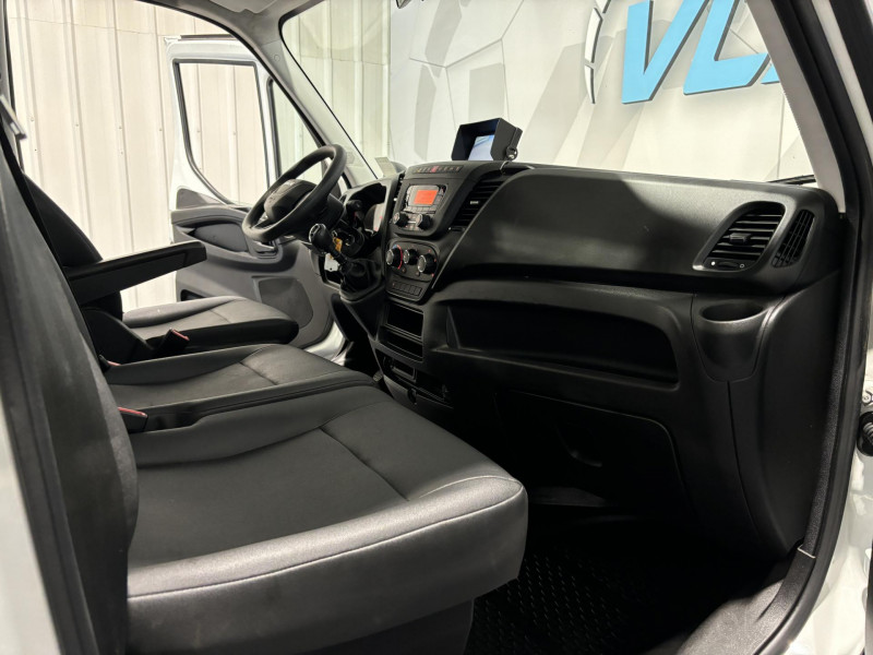 Photo 10 de l'offre de IVECO DAILY CHASSIS CAB Benne Alu 35 C 14 EMP 3450  BVM6 à 27075€ chez VL Auto