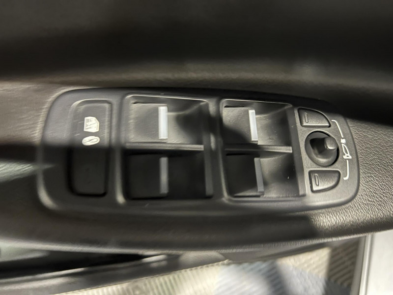 Photo 22 de l'offre de JAGUAR XE 2.0 D - 180 - BVA - AWD  R-Sport à 15990€ chez VL Auto