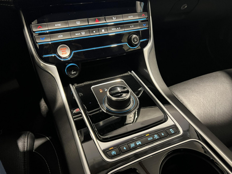Photo 14 de l'offre de JAGUAR XE 2.0 D - 180 - BVA - AWD  R-Sport à 15990€ chez VL Auto