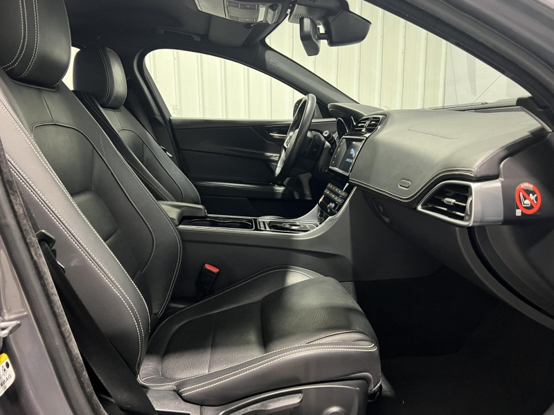 Photo 11 de l'offre de JAGUAR XE 2.0 D - 180 - BVA - AWD  R-Sport à 15990€ chez VL Auto