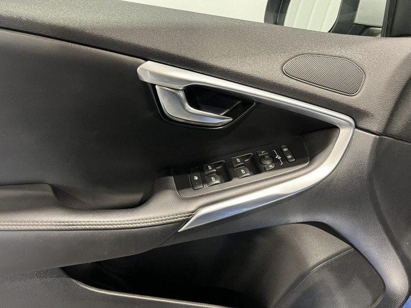Photo 21 de l'offre de VOLVO V40  T2 122 ch R-DESIGN à 14990€ chez VL Auto