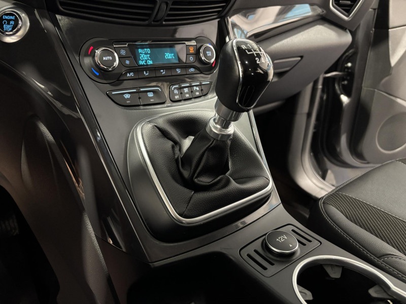 Photo 9 de l'offre de FORD KUGA 1.5 EcoBoost 150 S&S 4x2 BVM6 Titanium à 14490€ chez VL Auto