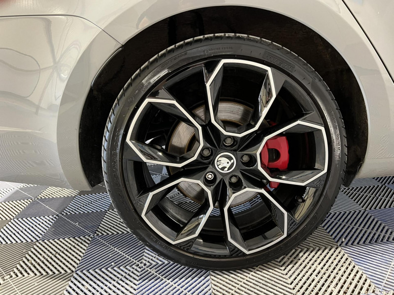 Photo 18 de l'offre de SKODA OCTAVIA COMBI 2.0 TSI 245 ch DSG7 RS à 22990€ chez VL Auto