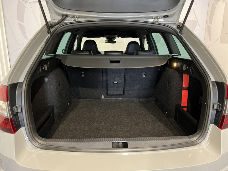 Photo 10 de l'offre de SKODA OCTAVIA COMBI 2.0 TSI 245 ch DSG7 RS à 22990€ chez VL Auto