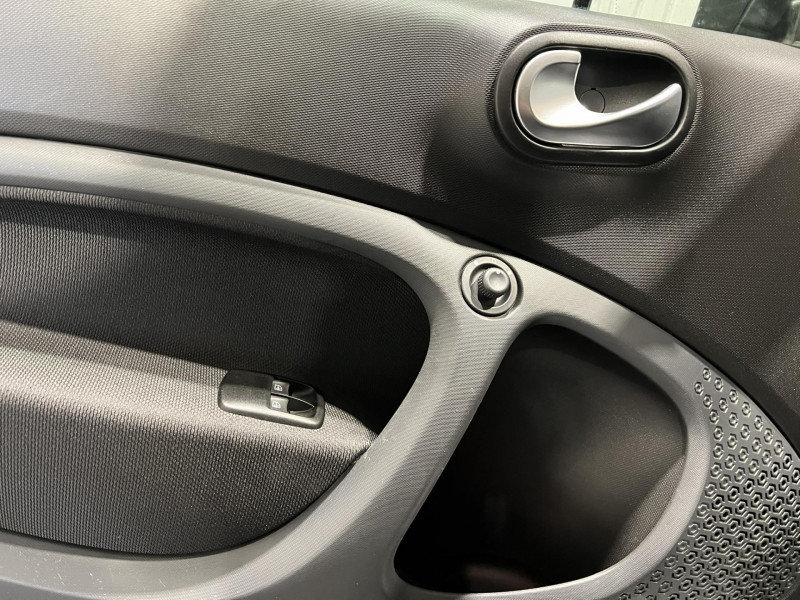 Photo 21 de l'offre de SMART FORTWO Coupé 0.9 90 ch S&S BA6 Brabus Style à 14490€ chez VL Auto