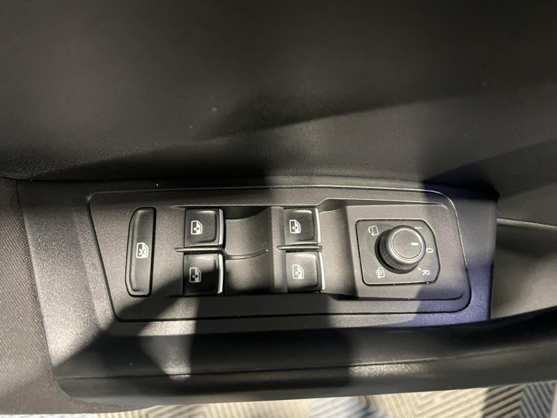 Photo 22 de l'offre de VOLKSWAGEN T-ROC 1.5 TSI 150 EVO Start/Stop  Carat à 17990€ chez VL Auto