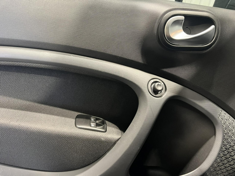 Photo 20 de l'offre de SMART FORTWO 0.9 90 ch S&S BA6 Prime à 11990€ chez VL Auto