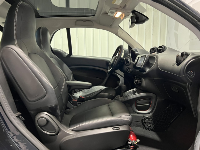 Photo 8 de l'offre de SMART FORTWO Coupé 0.9 90 ch S&S BA6 Brabus Style à 14490€ chez VL Auto