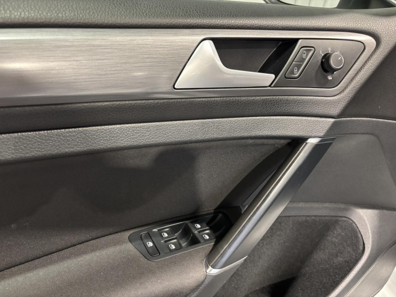 Photo 20 de l'offre de VOLKSWAGEN GOLF 1.0 TSI 115 BVM6 Confortline à 13990€ chez VL Auto