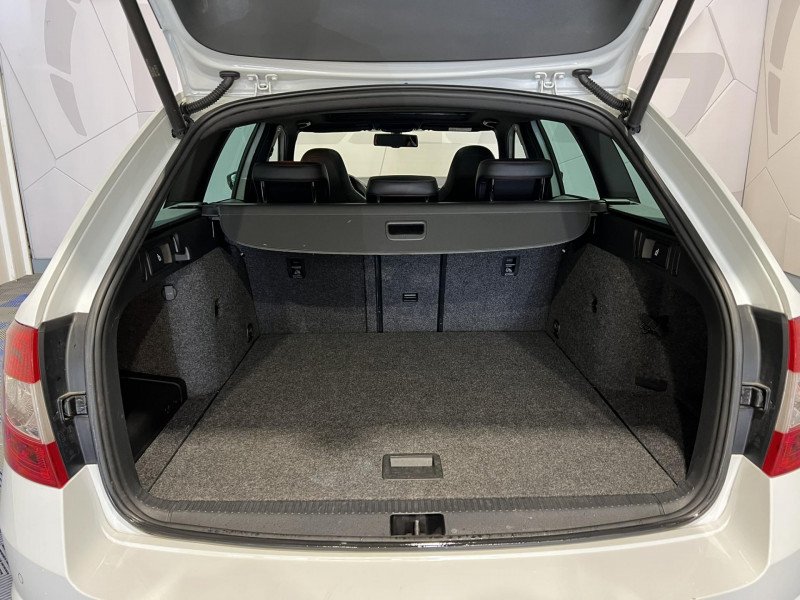 Photo 10 de l'offre de SKODA OCTAVIA COMBI 2.0 TSI 230 ch DSG6 RS 230 à 17490€ chez VL Auto