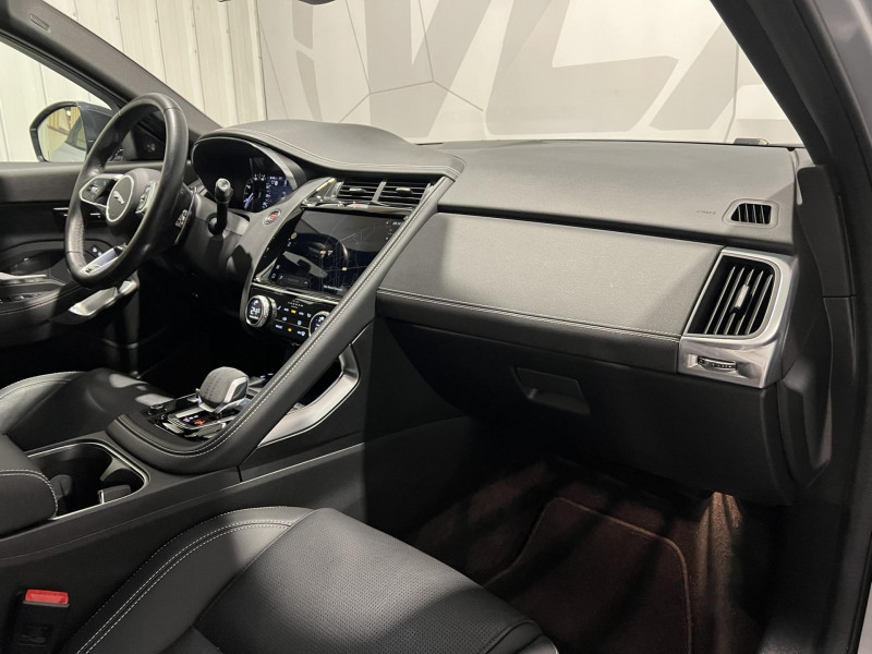 Photo 8 de l'offre de JAGUAR E-PACE P300e ch PHEV AWD BVA R-Dynamic SE à 38490€ chez VL Auto