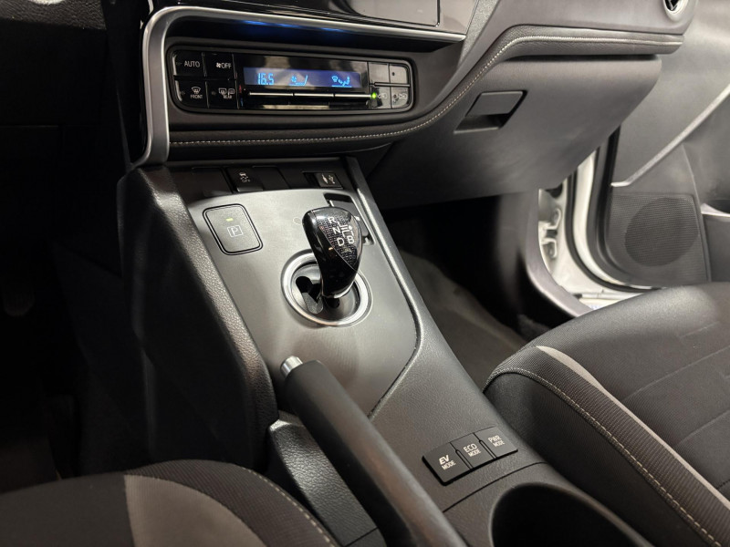 Photo 9 de l'offre de TOYOTA AURIS Hybride 136h Dynamic à 12490€ chez VL Auto