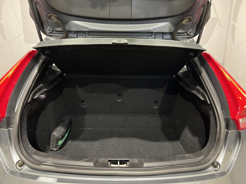 Photo 16 de l'offre de VOLVO V40  D2 120 Kinetic à 10990€ chez VL Auto