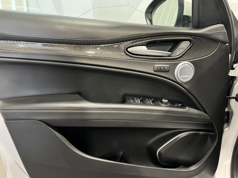 Photo 21 Alfa Romeo STELVIO 2.9 V6 510ch AT8 Quadrifoglio ESSENCE Blanc en vente chez VL Auto Photo 21 de l'offre de ALFA ROMEO STELVIO 2.9 V6 510ch AT8 Quadrifoglio à 47990€ chez VL Auto