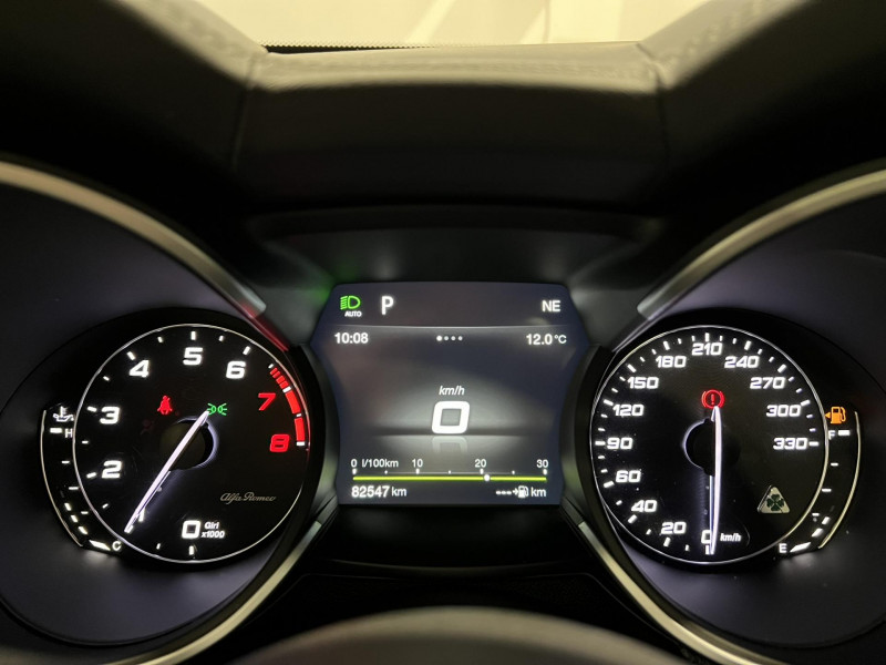 Photo 9 Alfa Romeo STELVIO 2.9 V6 510ch AT8 Quadrifoglio ESSENCE Blanc en vente chez VL Auto Photo 9 de l'offre de ALFA ROMEO STELVIO 2.9 V6 510ch AT8 Quadrifoglio à 47990€ chez VL Auto