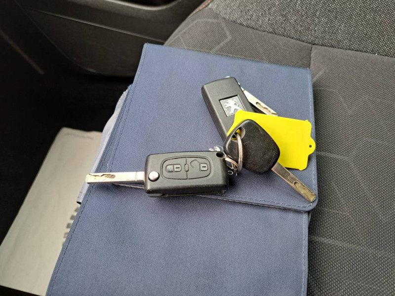 Photo 15 de l'offre de Peugeot Partner Tepee (2) 1.2 Puretech 110 S&S Active à 15990€ chez Carlyss automobiles Vitré