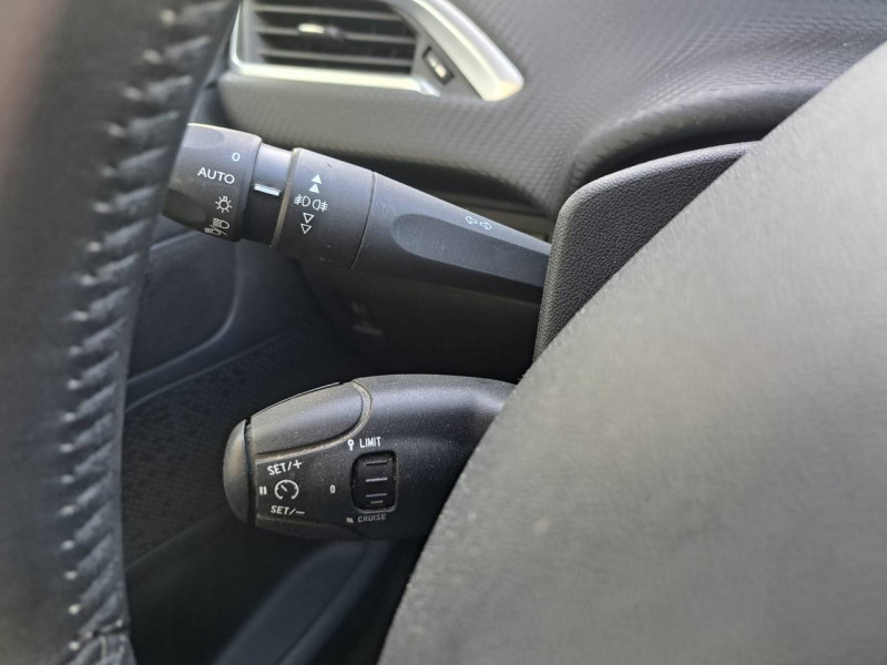 Photo 17 de l'offre de PEUGEOT 208 Puretech 82 STYLE à 10490€ chez Carlyss automobiles Vitré