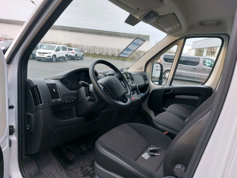 Photo 6 de l'offre de Peugeot Boxer (2) BlueHDi S&S 140 S&S PREMIUM 435 L4H2 à 28990€ chez Carlyss automobiles Vitré